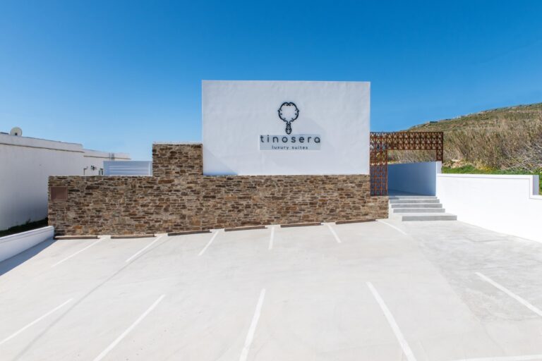 Tinosera luxury suites - entrance